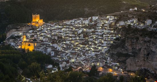 Alcalá del Jucar Il villaggio nella roccia da visitare in Spagna stock.adobe.com 