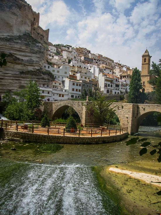 Alcalá del Jucar Il villaggio nella roccia da visitare in Spagna stock.adobe.com 