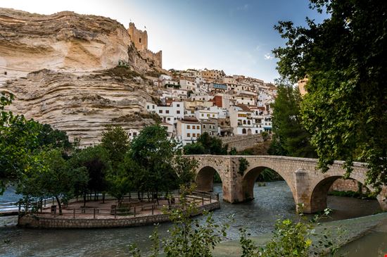 Alcalá del Jucar Il villaggio nella roccia da visitare in Spagna stock.adobe.com 