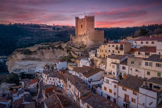 Alcalá del Jucar Il villaggio nella roccia da visitare in Spagna stock.adobe.com 