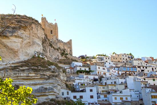 Alcalá del Jucar Il villaggio nella roccia da visitare in Spagna stock.adobe.com 