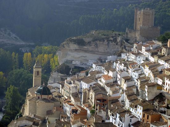 Alcalá del Jucar Il villaggio nella roccia da visitare in Spagna stock.adobe.com 