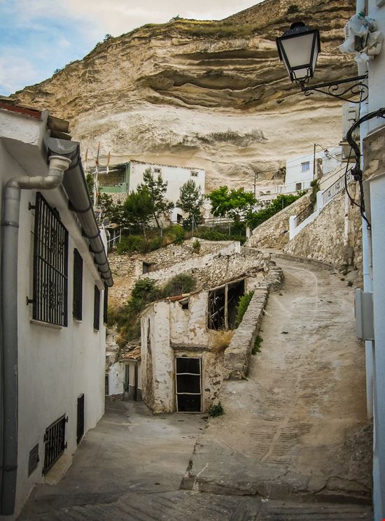 Alcalá del Jucar Il villaggio nella roccia da visitare in Spagna stock.adobe.com 