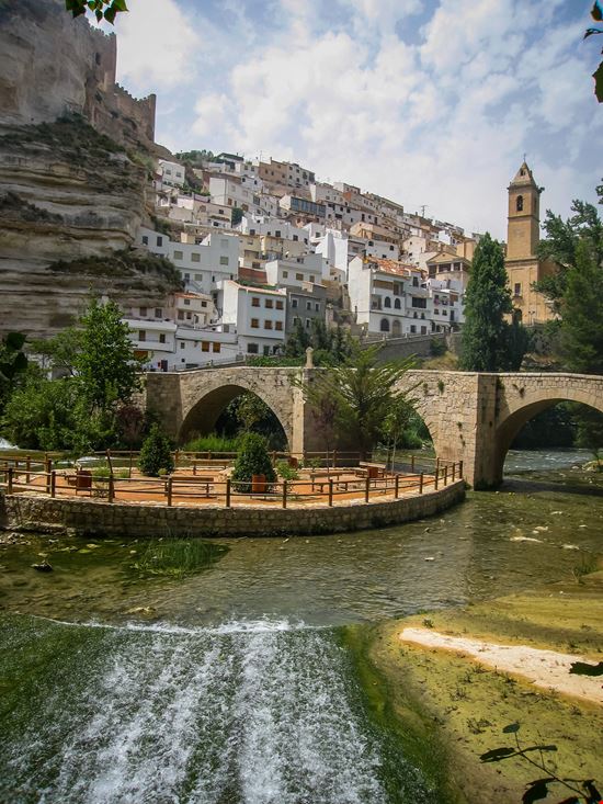 Alcalá del Jucar Il villaggio nella roccia da visitare in Spagna stock.adobe.com 