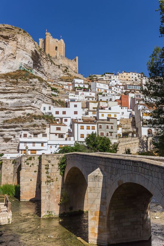 Alcalá del Jucar Il villaggio nella roccia da visitare in Spagna stock.adobe.com 