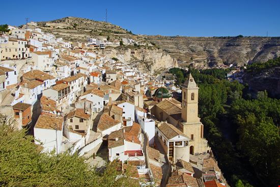 Alcalá del Jucar Il villaggio nella roccia da visitare in Spagna stock.adobe.com 
