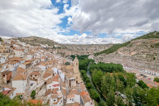 Alcalá del Jucar Il villaggio nella roccia da visitare in Spagna stock.adobe.com 