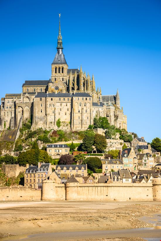 Mont Saint Michel Mont Saint Michel dvoevnore - Istockphoto.com 