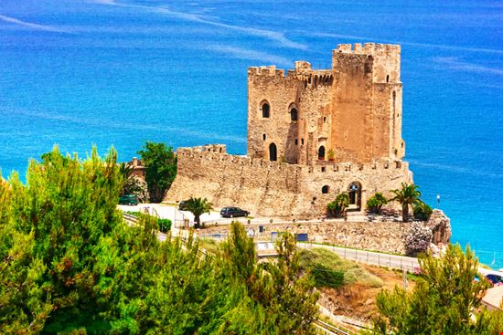 Roseto Capo Spulico Castello Federiciano Shutterstock.com 