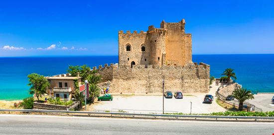Roseto Capo Spulico Castello Federiciano Shutterstock.com 