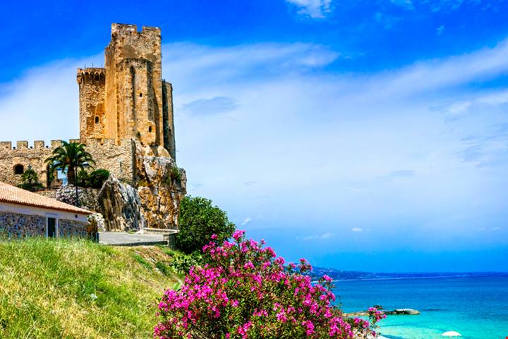 Custodì la Sindone e ancora oggi si vedono simboli misteriosi come la rosa e i gigli dei Templari: non sapevi esistesse, e invece questo castello segreto sul mare è in Calabria