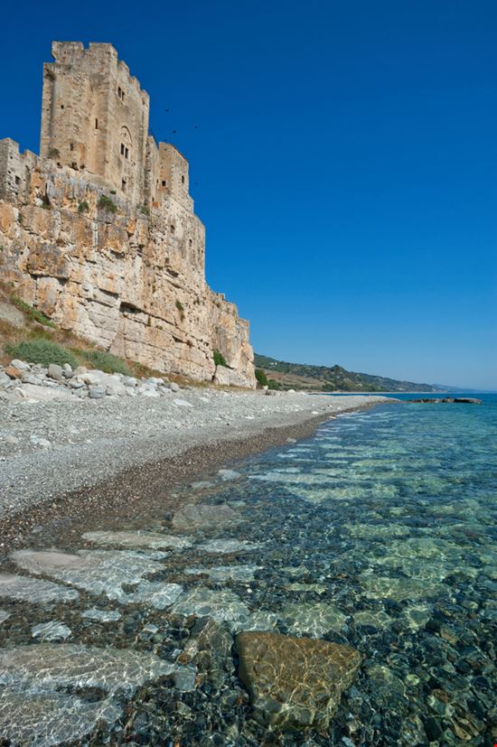 Roseto Capo Spulico Castello Federiciano Dionisio iemma / Shutterstock.com 