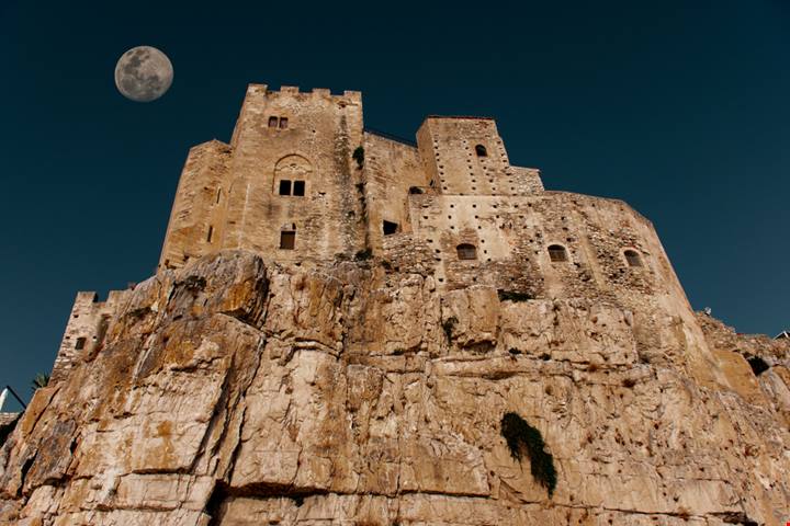 Custodì la Sindone e ancora oggi si vedono simboli misteriosi come la rosa e i gigli dei Templari: non sapevi esistesse, e invece questo castello segreto sul mare è in Calabria