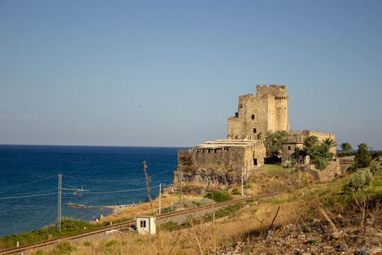 Roseto Capo Spulico Castello Federiciano Shutterstock.com 