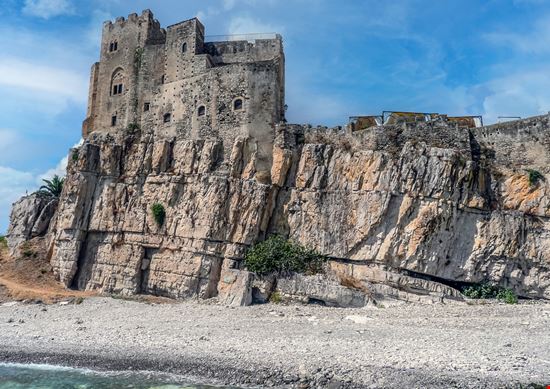 Roseto Capo Spulico Castello Federiciano Shutterstock.com 