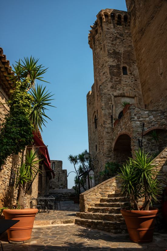 Roseto Capo Spulico Castello Federiciano Karl Allen Lugmayer / Shutterstock.com 