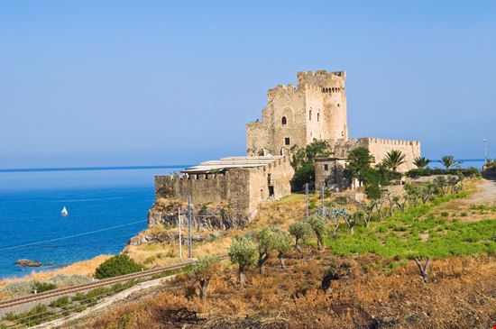 Roseto Capo Spulico Castello Federiciano Miti74 / Shutterstock.com 