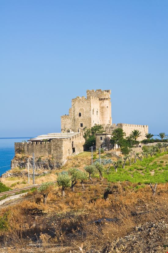 Roseto Capo Spulico Castello Federiciano Miti74 / Shutterstock.com 