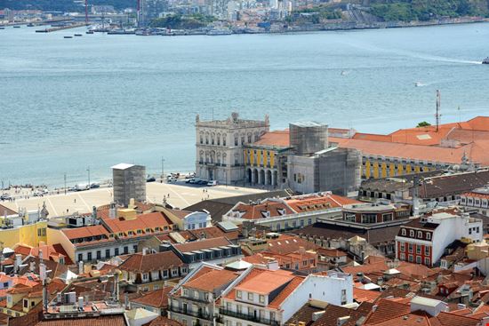 Praça do comercio Lisbon Shutterstock.com 