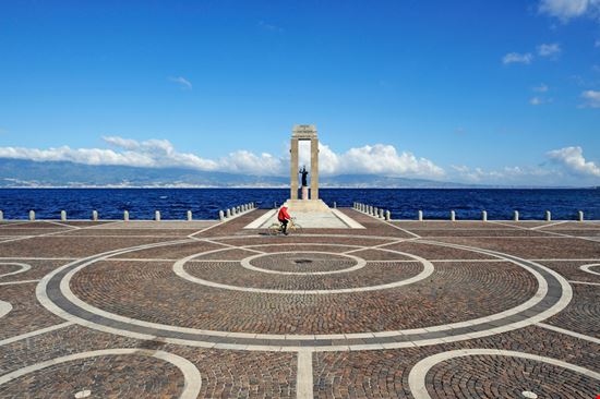Reggio Calabria Lungomare Falcomatà Dionisio iemma / Shutterstock.com 