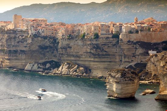 Bonifacio Antica cittadella a picco sul mare! Shutterstock.com 
