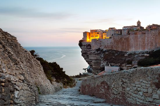 Bonifacio Antica cittadella a picco sul mare! Shutterstock.com 