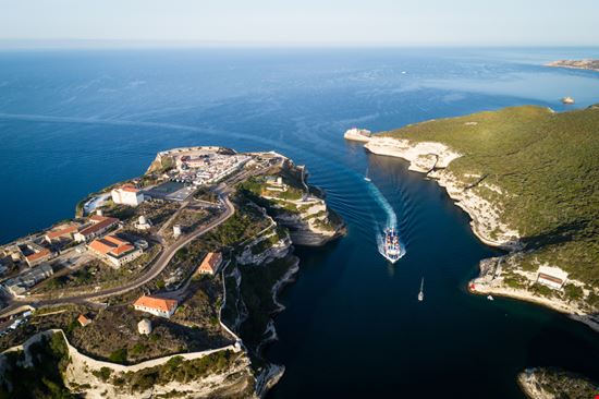 Bonifacio Antica cittadella a picco sul mare! Shutterstock.com 