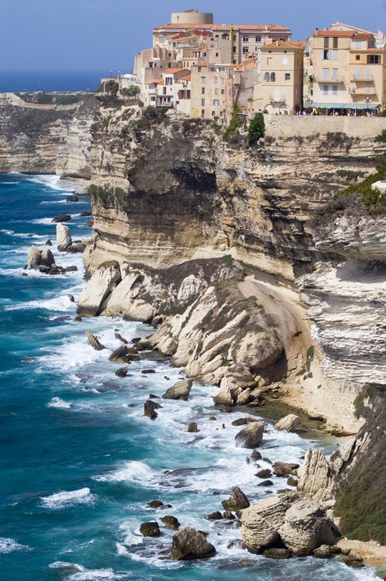 Bonifacio Antica cittadella a picco sul mare! Shutterstock.com 