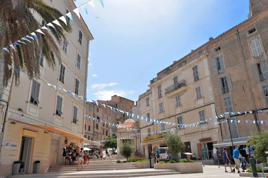 Bonifacio Antica cittadella a picco sul mare! leonori / Shutterstock.com 