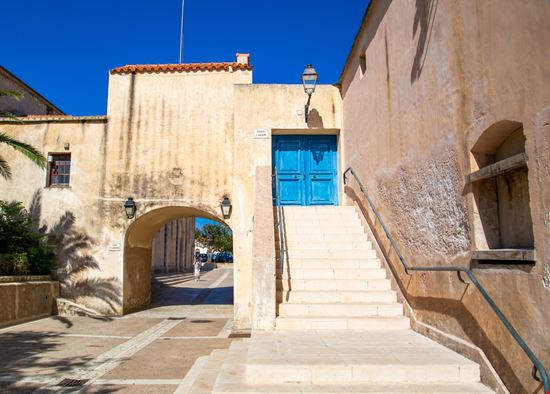 Bonifacio Antica cittadella a picco sul mare! Shutterstock.com 