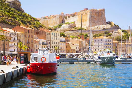 Bonifacio Antica cittadella a picco sul mare! Kemal Taner / Shutterstock.com 