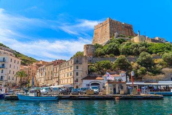 Bonifacio Antica cittadella a picco sul mare! Pawel Kazmierczak / Shutterstock.com 