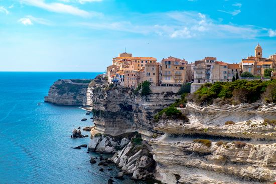 Bonifacio Antica cittadella a picco sul mare! Shutterstock.com 