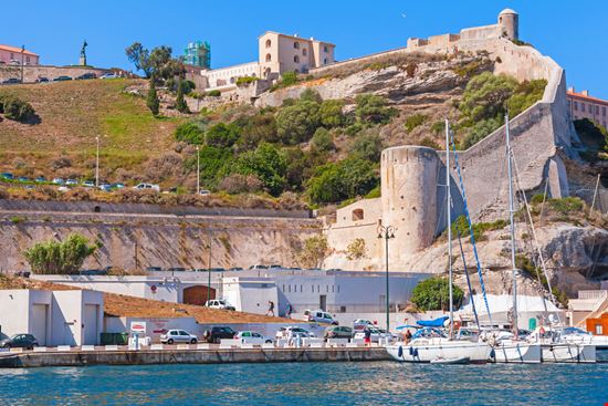 Bonifacio Antica cittadella a picco sul mare! Evannovostro / Shutterstock.com 