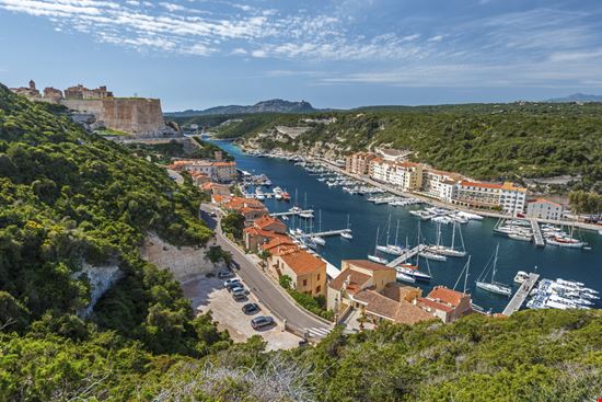 Bonifacio Antica cittadella a picco sul mare! Shutterstock.com 