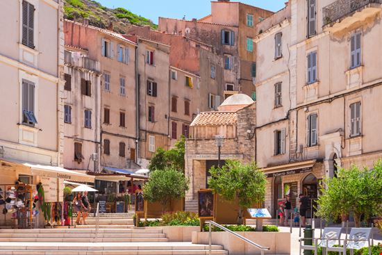 Bonifacio Antica cittadella a picco sul mare! Evannovostro / Shutterstock.com 