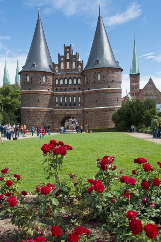 Holstentor Holstentor Fabio Lotti - Shutterstock.com 