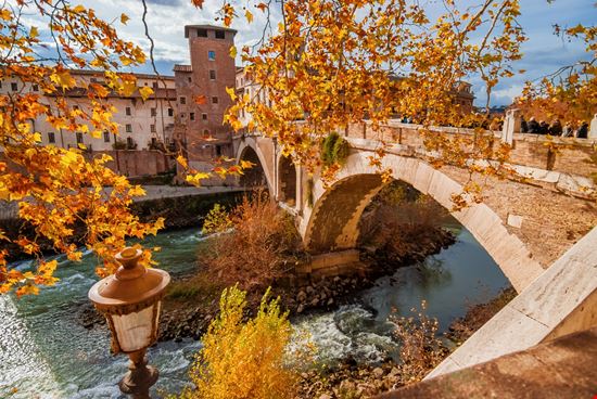 Roma Isola Tiberina Shutterstock.com 