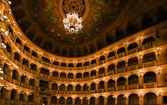 Bologna Teatro Comunale muratart / Shutterstock.com 