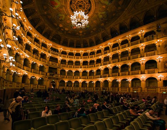 Bologna Teatro Comunale muratart / Shutterstock.com 