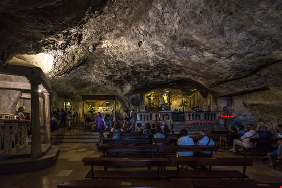 Santuario di San Michele Arcangelo Il santuario nella roccia Francesco Bonino / Shutterstock.com 