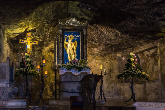 Santuario di San Michele Arcangelo Il santuario nella roccia Francesco Bonino / Shutterstock.com 