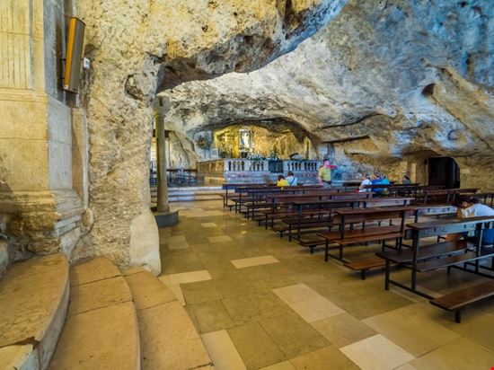 Santuario di San Michele Arcangelo Il santuario nella roccia arkanto / Shutterstock.com 
