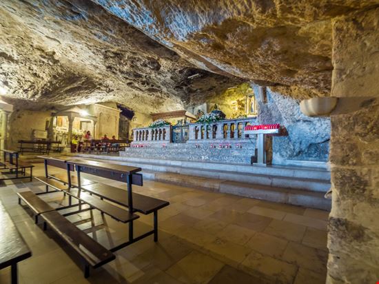 Santuario di San Michele Arcangelo Il santuario nella roccia arkanto / Shutterstock.com 