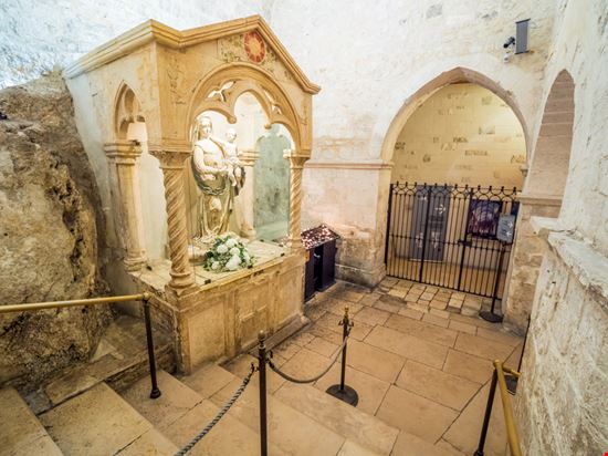 Santuario di San Michele Arcangelo Il santuario nella roccia arkanto / Shutterstock.com 
