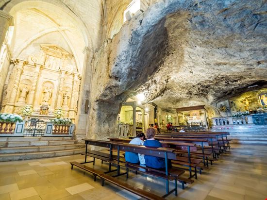 Santuario di San Michele Arcangelo Il santuario nella roccia arkanto / Shutterstock.com 