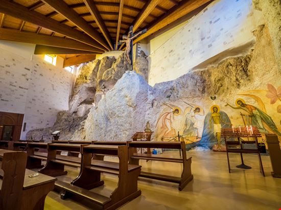 Santuario di San Michele Arcangelo Il santuario nella roccia arkanto / Shutterstock.com 