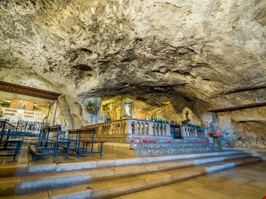 Santuario di San Michele Arcangelo Il santuario nella roccia arkanto / Shutterstock.com 