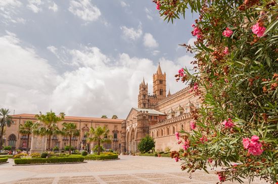Palermo La Cattedrale di Palermo Frog Dares / Shutterstock.com 