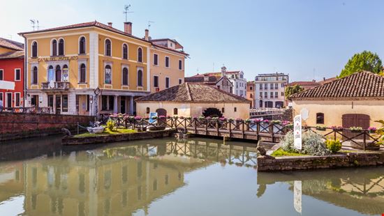 Portogruaro La cittadina sui canali HildaWeges Photography / Shutterstock.com 
